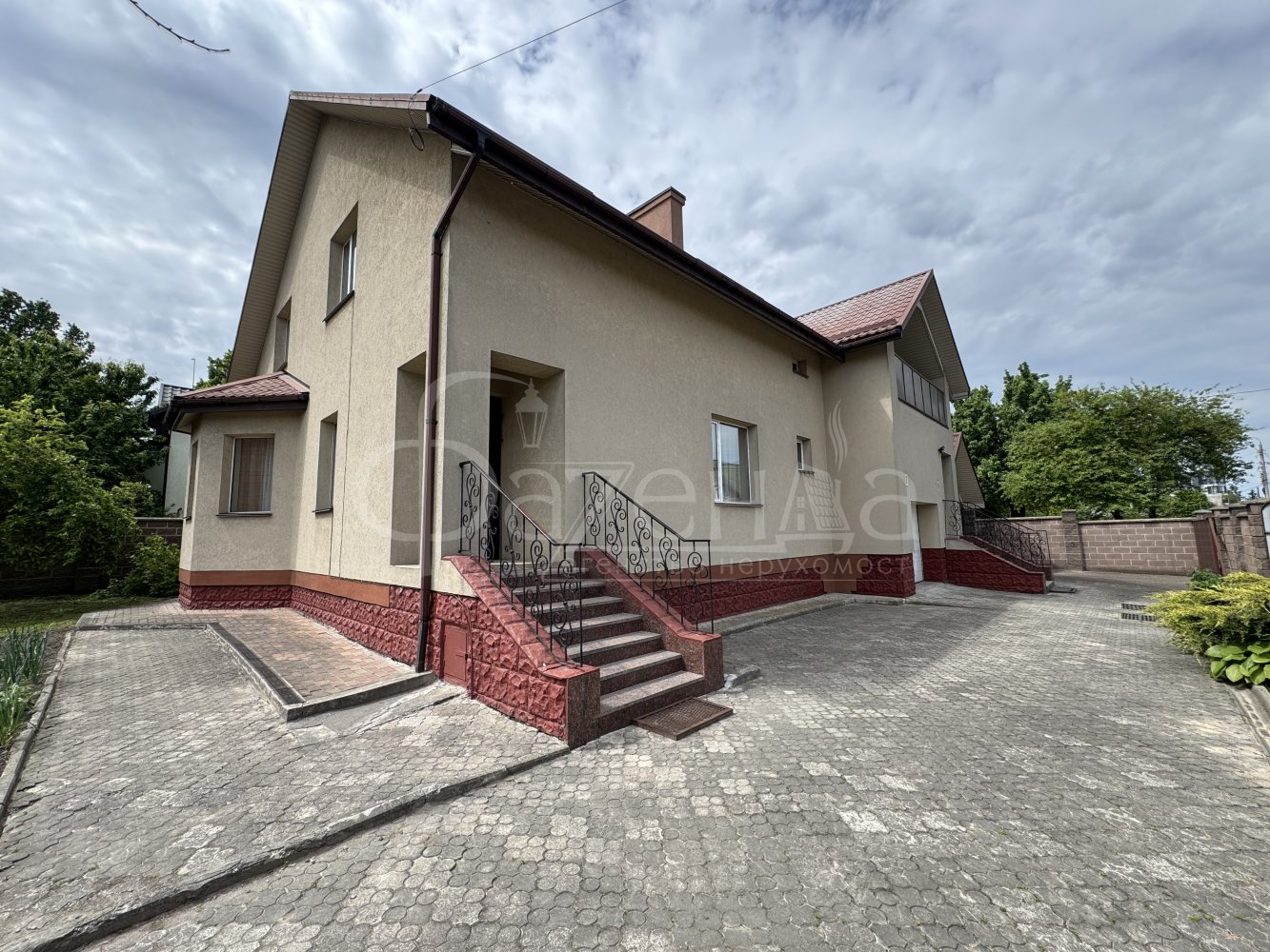 Продаж цегляного будинку на два входи в центральній частині міста