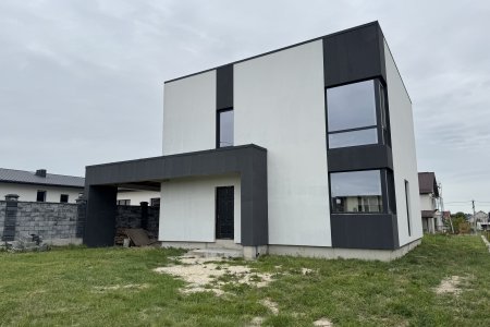 Продається двоповерховий будинок у с. Колоденка